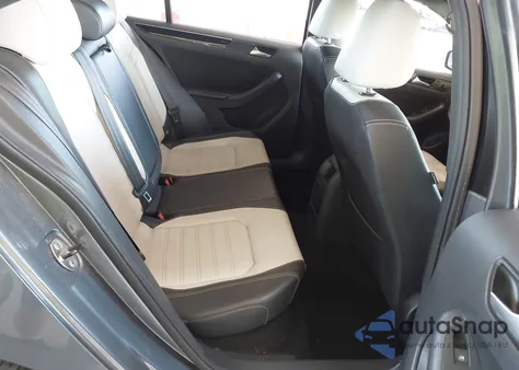 2015 Volkswagen Jetta 1.8T Sport z USA, uszkodzony, nr VIN 3VWB17AJ8FM211519